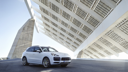 Porsche назвал российские цены на гибридный Cayenne