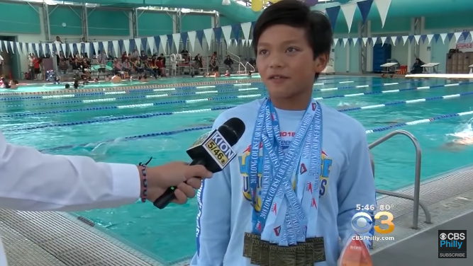 В США 10-летний школьник побил рекорд Майкла Фелпса. Видео