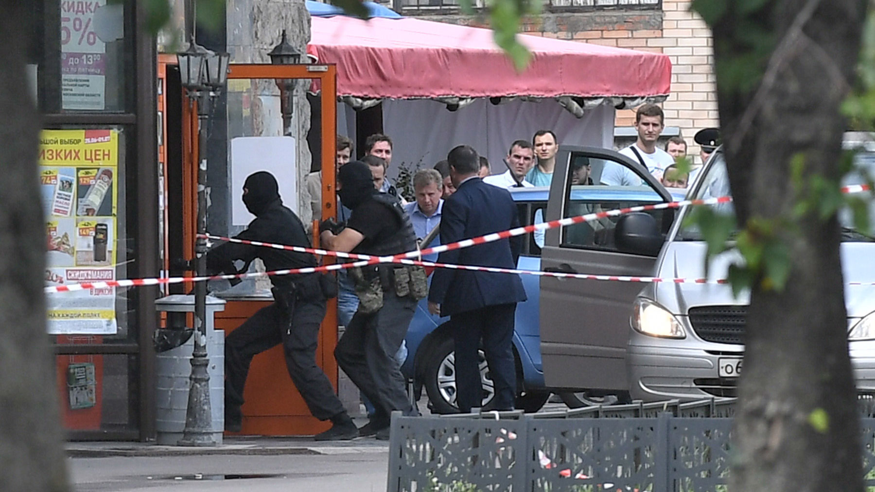 Мужчина, захвативший заложницу в московском магазине, арестован