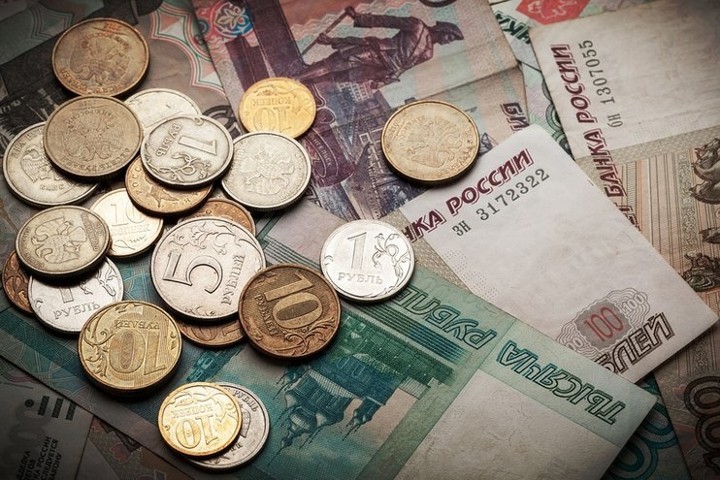ЦБ: реальный эффективный курс рубля за 8 месяцев снизился на 7%