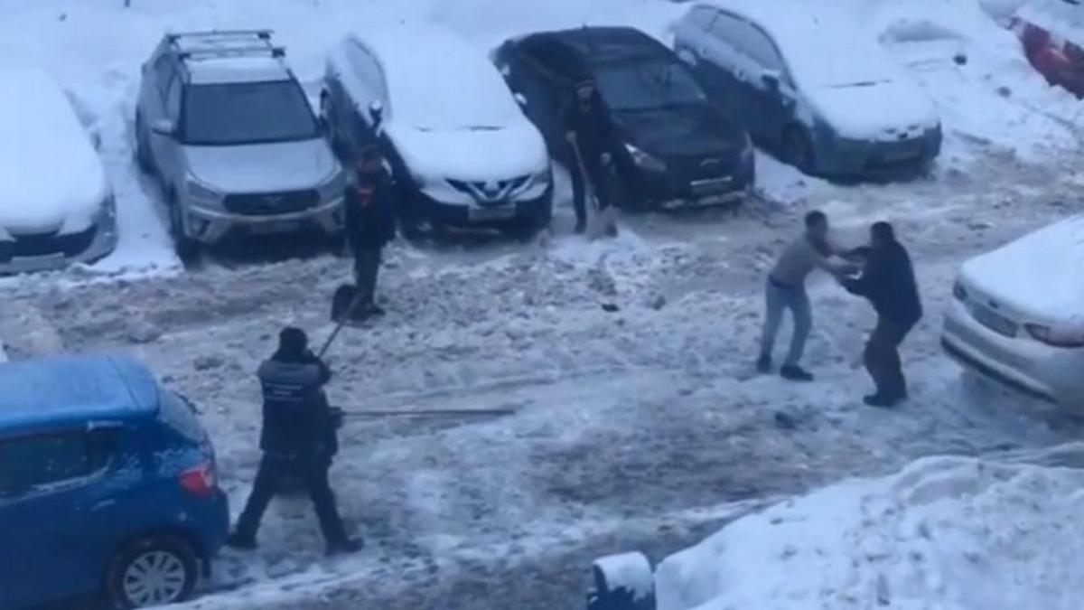 Московские дворники устроили драку из-за лопаты
