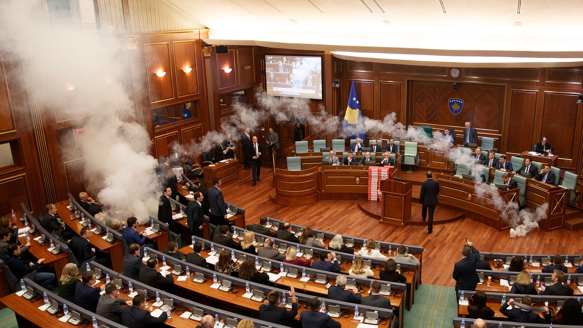 В парламенте Косова сорвали демаркацию границы с Черногорией, распылив газ