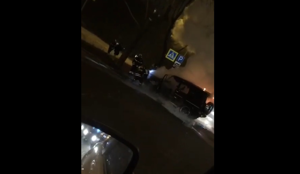 Горящий после аварии в Москве Gelandewagen охраны Тимати сняли на видео