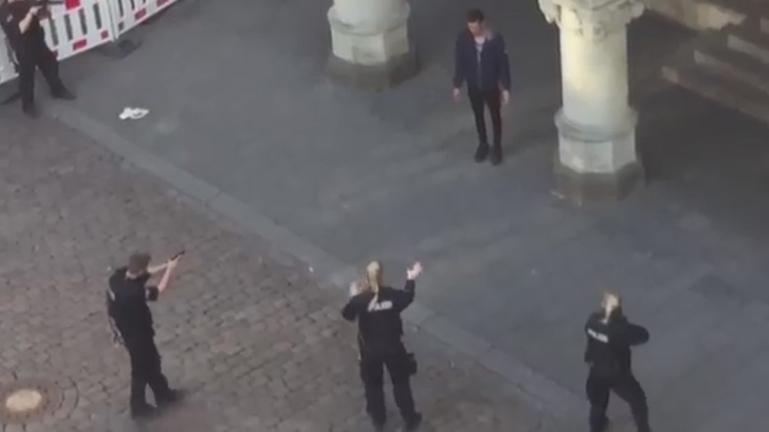 Задержание неизвестного мужчины около места теракта в Мюнстере попало на видео