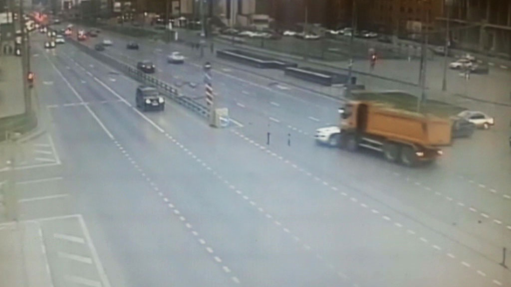 На Рязанском проспекте КамАЗ с щебнем снес две машины