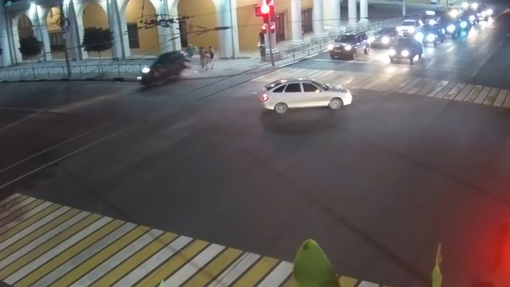 Перевернувшаяся машина едва не сбила семью на тротуаре в Рязани