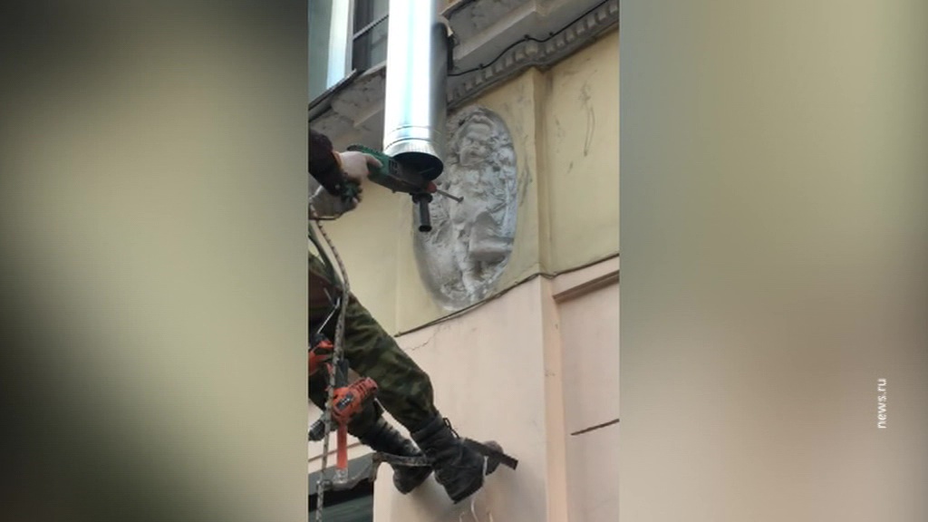 В Санкт-Петербурге рабочие просверлили перфоратором ангела