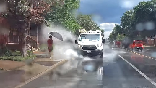 В Канаде водитель фургона обливал прохожих водой из луж (ему было скучно)
