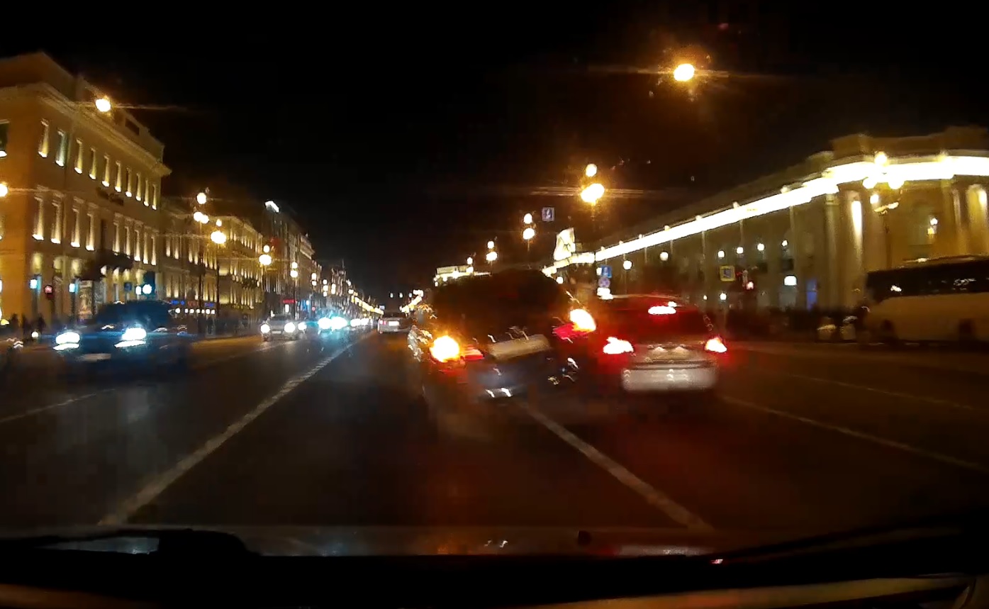 BMW вытолкнул легковушку в остановку в центре Петербурга. Видео
