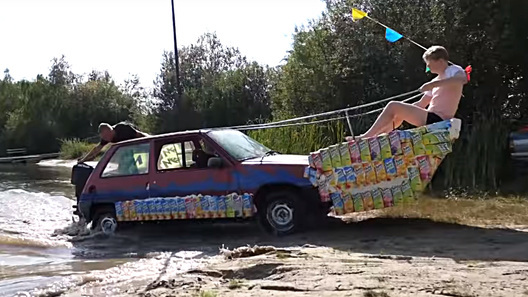 Блогеры сделали дешевую амфибию из старого Renault и пакетов сока (видео)