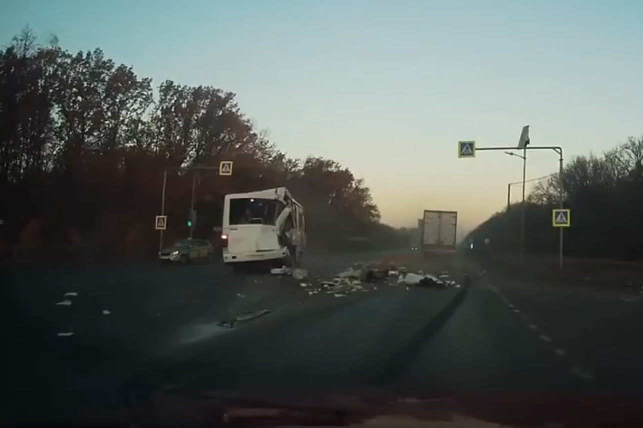 Появилось видео столкновения фуры и автобуса, где пострадали семь человек