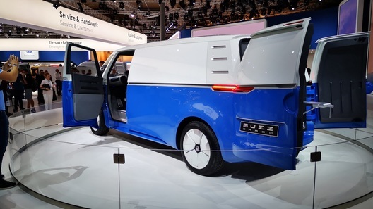 Ретровэн Volkswagen ID Buzz Cargo намекнул на будущий "Транспортер"