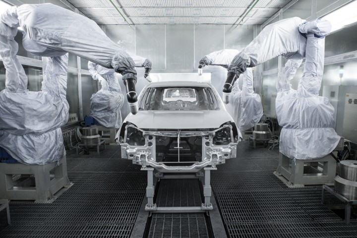 СМИ: Минпромторг предложил обязать российские автоконцерны красить автомобили российскими лаками и красками