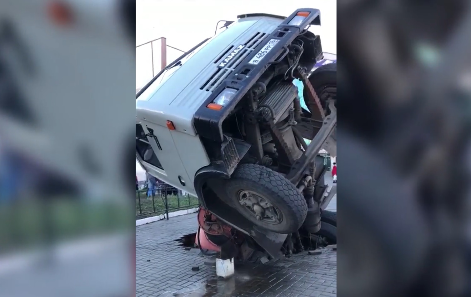 Грузовик провалился под землю в Казани. Видео