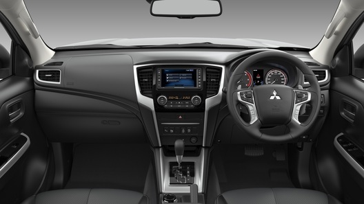 Самый первый видеотест обновленного пикапа Mitsubishi L200