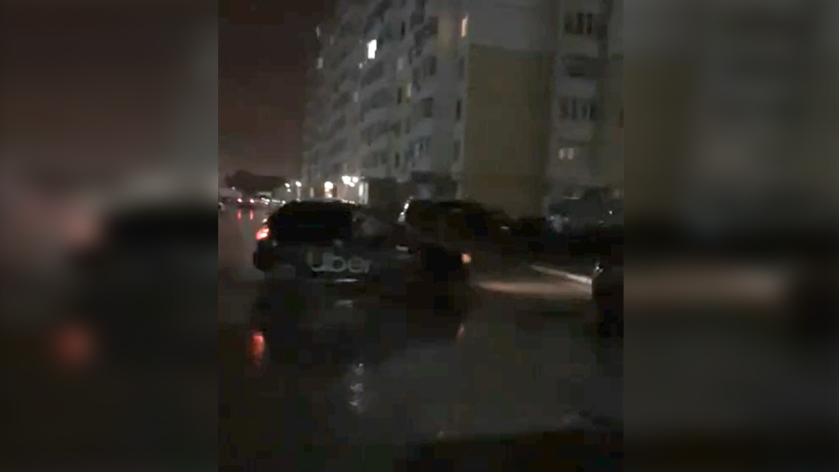 Пьяный таксист разбил во дворе пять машин и скрылся. Видео