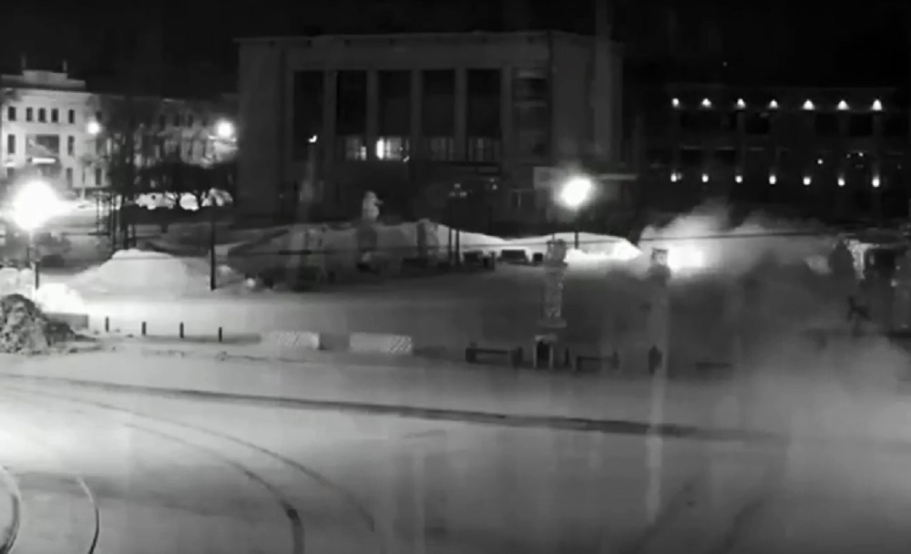 Автомобиль снес ледовые статуи и остановку в Комсомольске-на-Амуре
