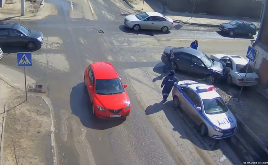 Автомобиль впечатался в жилой дом после ДТП в Подмосковье. Видео