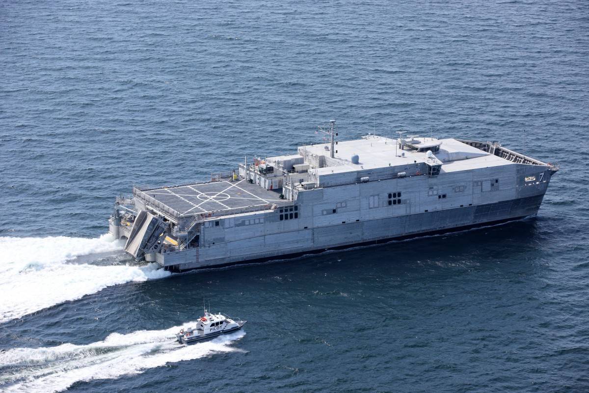 Десантный корабль США вошел в Черное море