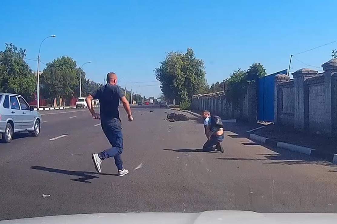 Сбитый воронежский байкер набросился с кулаками на своего обидчика. Видео