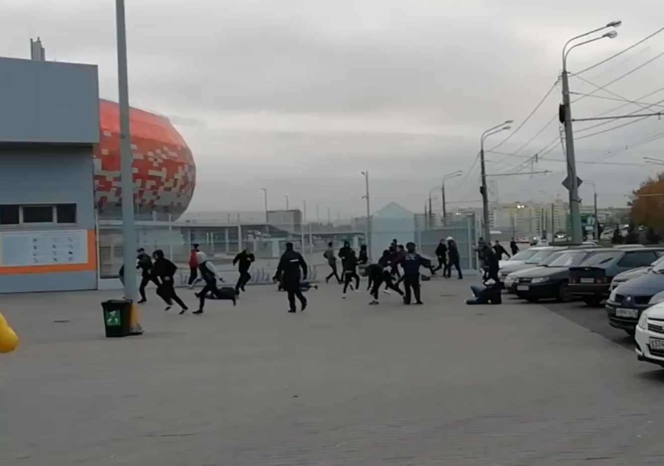 Драку болельщиков перед матчем "Мордовия" – "Химки" сняли на видео
