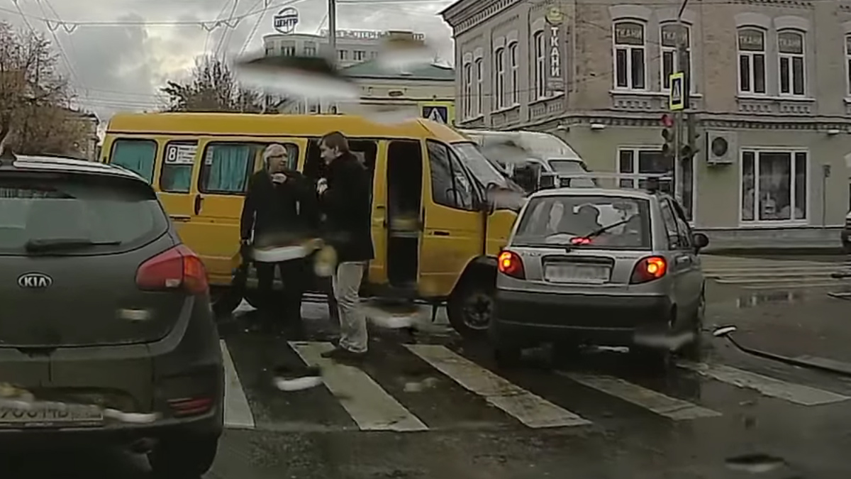 Момент ДТП в Пензе с участием маршрутки и полицейской машины попал на видео