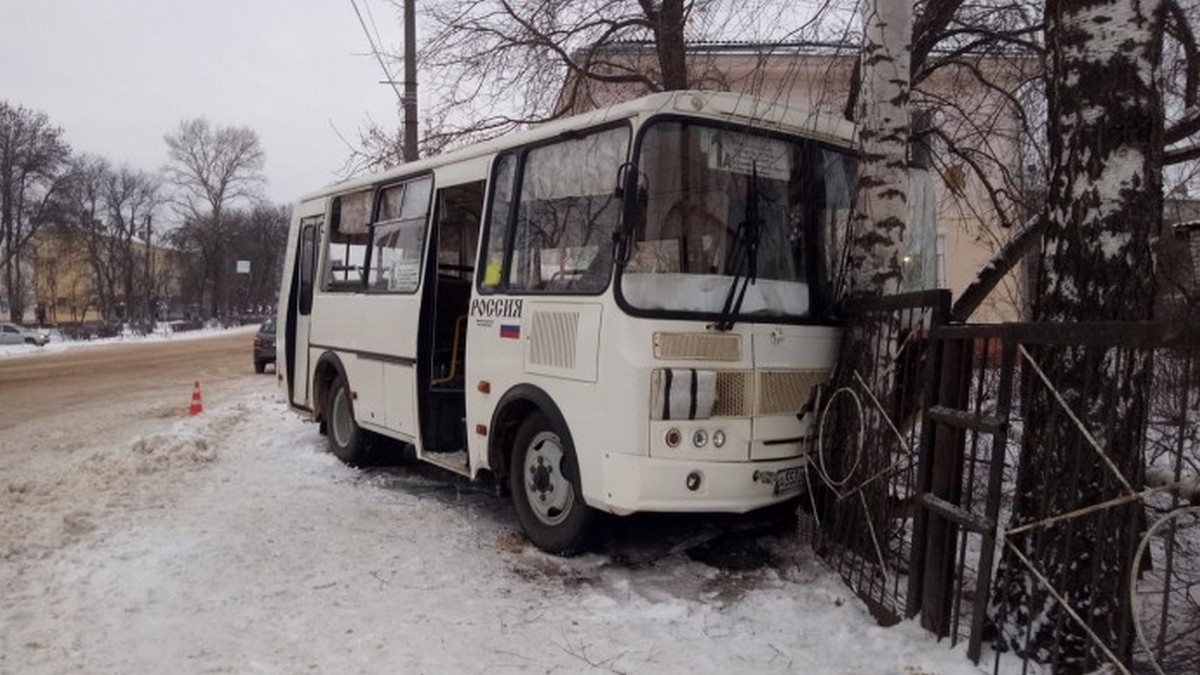 Водитель рейсового автобуса потерял сознание за рулем в Ивановской области