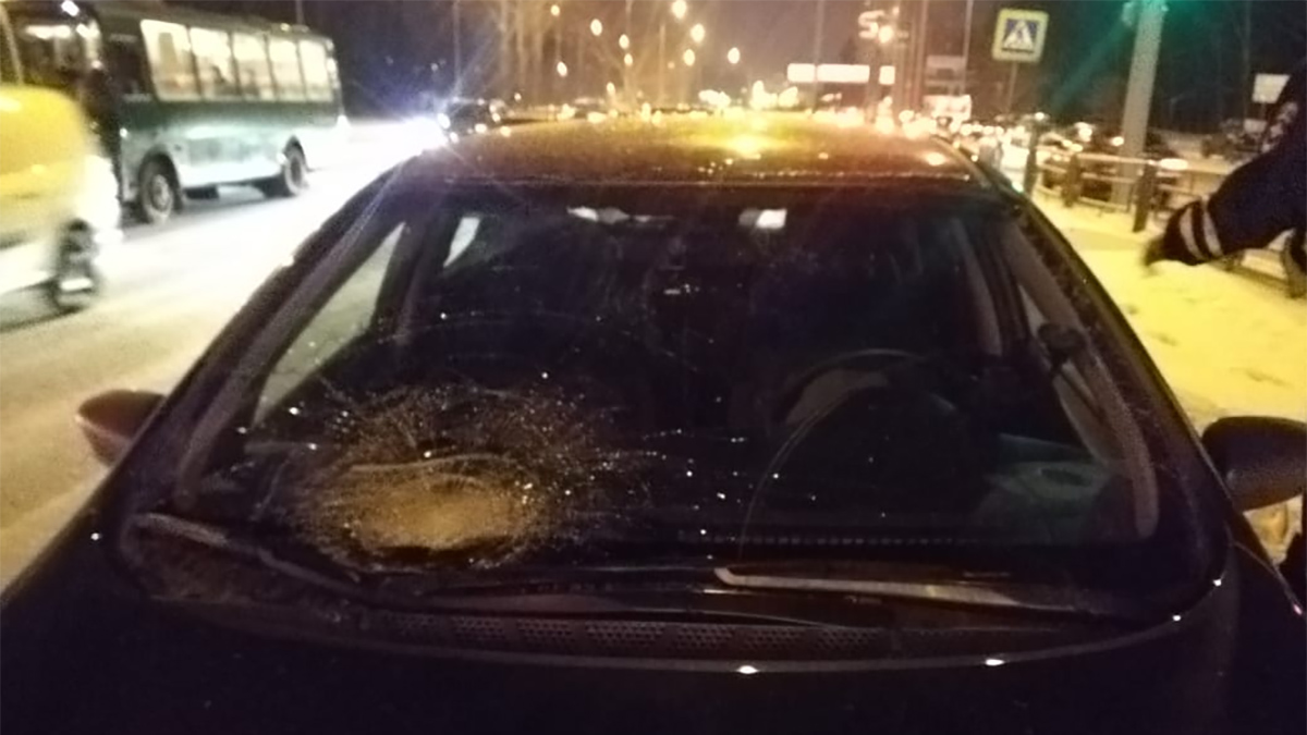 В Екатеринбурге на пешеходном перекрестке сбили девочку. Видео