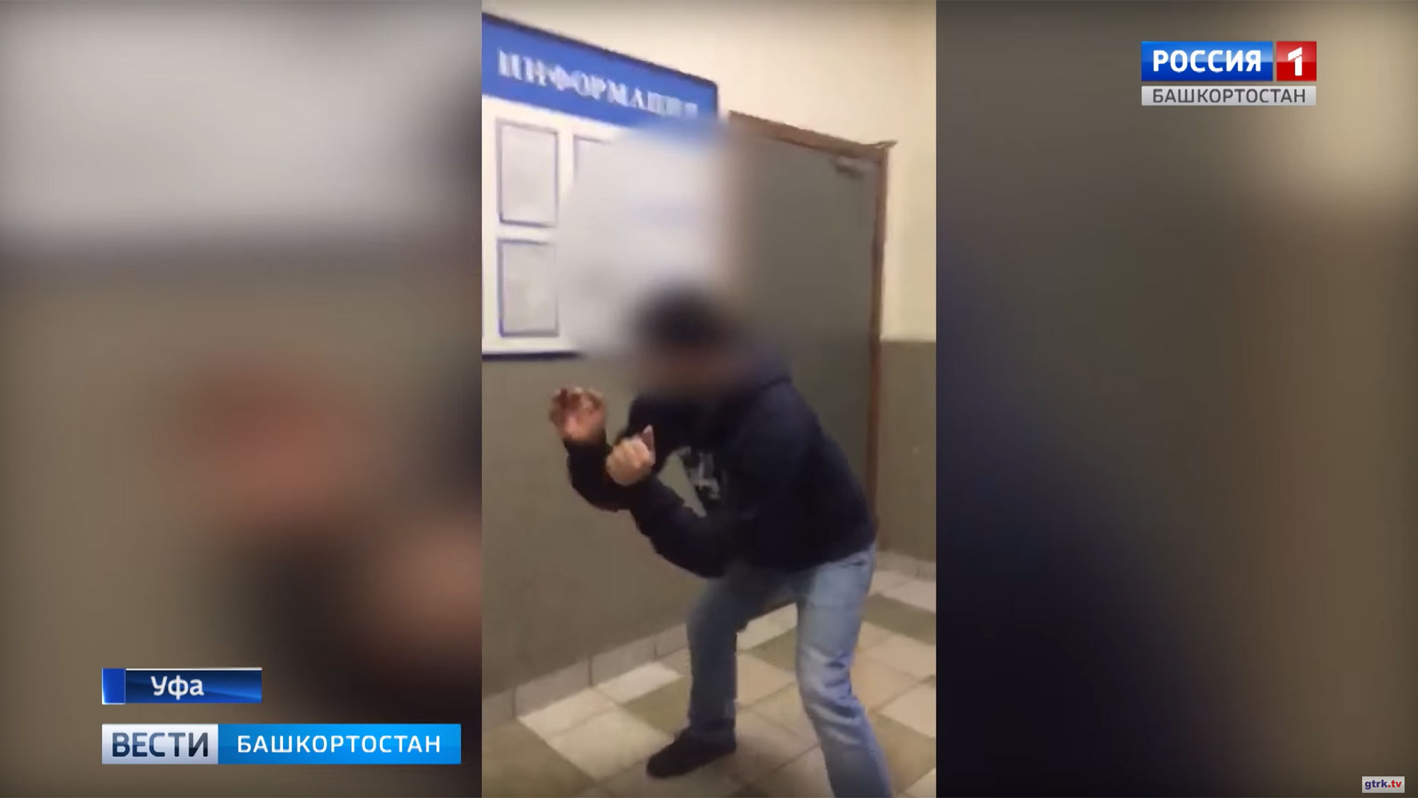 Пассажир такси, врезавшегося в дверь полиции, устроил танцы в дежурной части. Видео