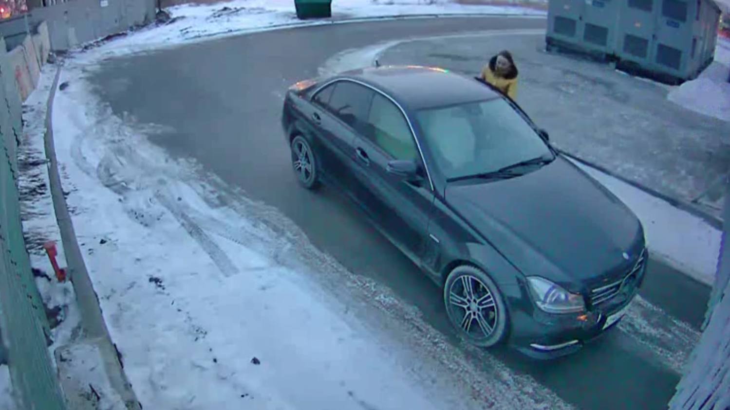 Владелица Mercedes назло охраннику дважды протаранила ворота жилого комплекса