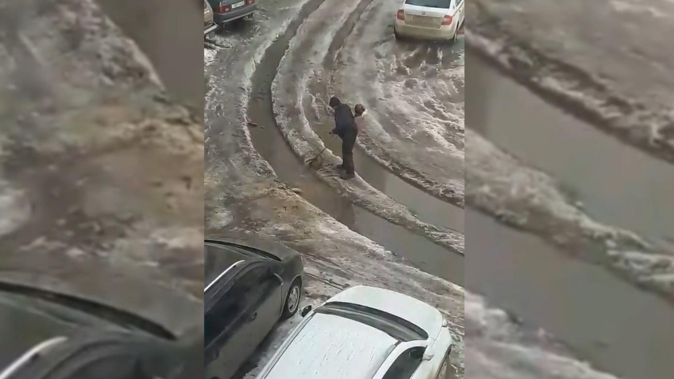 Саратовский дворник отправился косить лед триммером