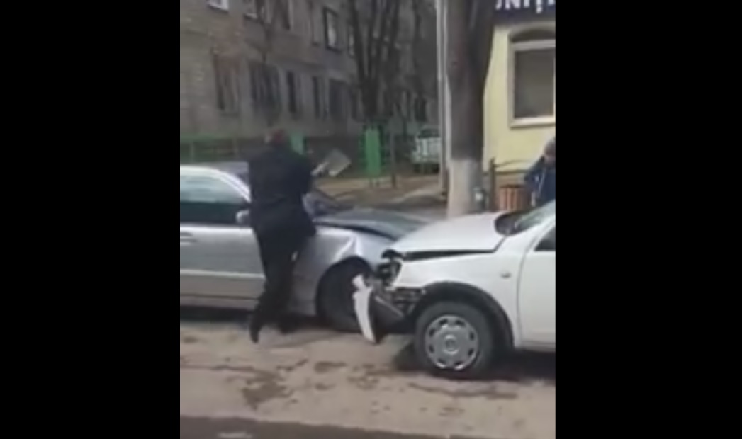 Житель Кишинева устроил несколько ДТП и разгромил автомобили лопатой. Видео