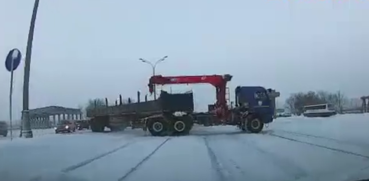 Три женщины пострадали в ДТП, спровоцированном водителем "КамАЗа" в Татарстане