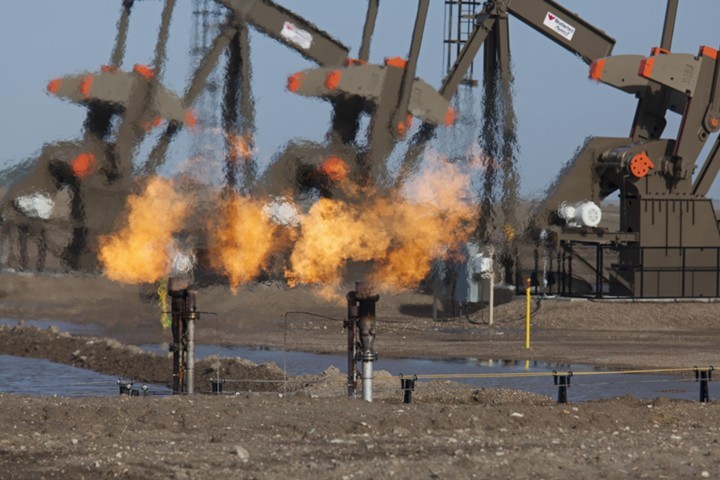 Котировки нефти упали на 4% после заявлений США о поблажках в санкциях к Ирану
