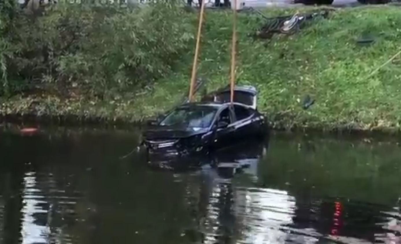 Водитель погиб после падения автомобиля в реку в Петербурге
