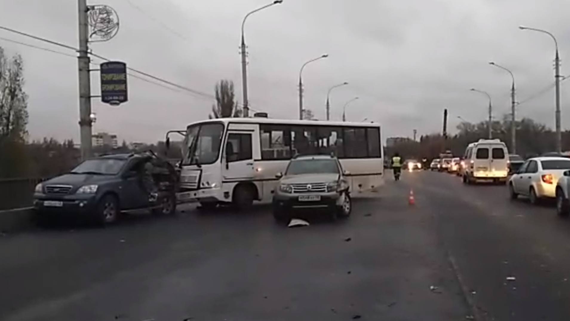 Осматривавший машину водитель погиб в массовом ДТП в Липецке