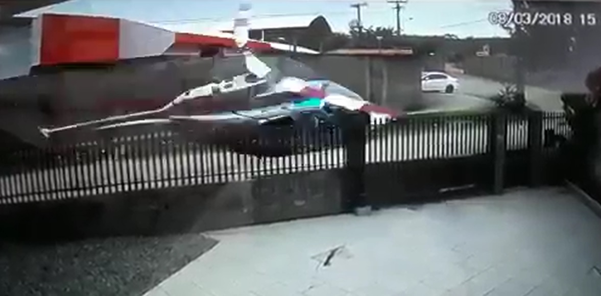 Момент падения угнанного вертолета на городскую улицу в Бразилии попал на видео
