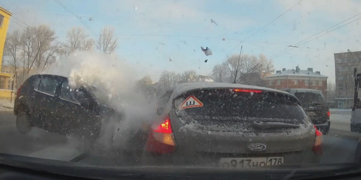 Массовая авария в Петербурге попала в объектив автомобильного регистратора