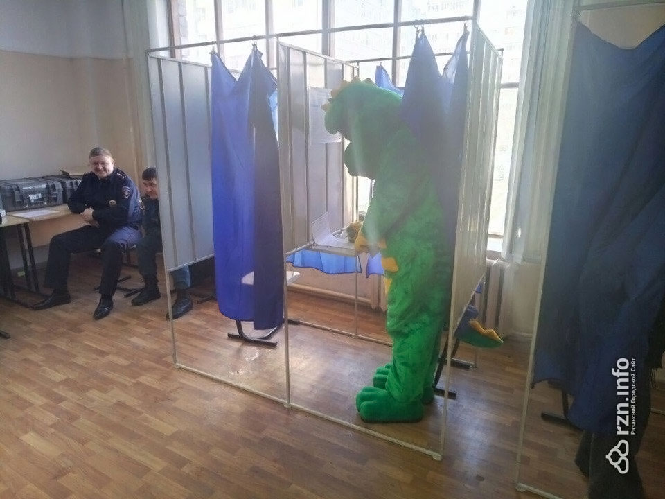 На выборы в Рязани пришел мужчина в костюме дракона