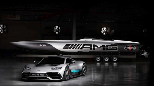 Корабелы и Mercedes-AMG построили суперлодку мощностью более 3000 "сил"