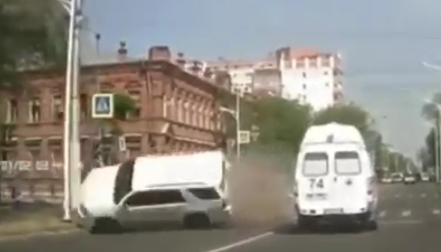 Джип перевернулся после столкновения с полицейским авто в Благовещенске. Видео