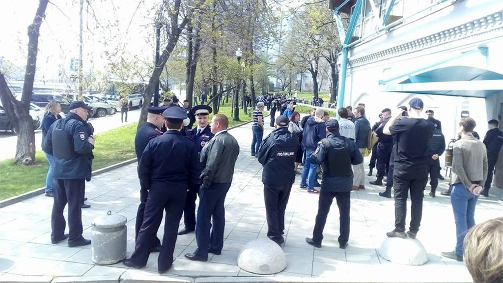 Сербовцев задержали за попытку срыва выставки в Сахаровском центре