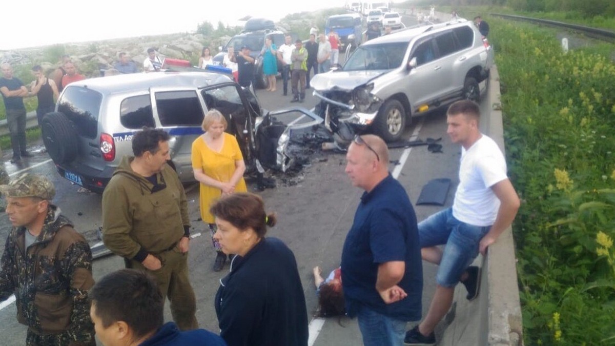 Трое полицейских получили тяжелые травмы в лобовом столкновении на Сахалине