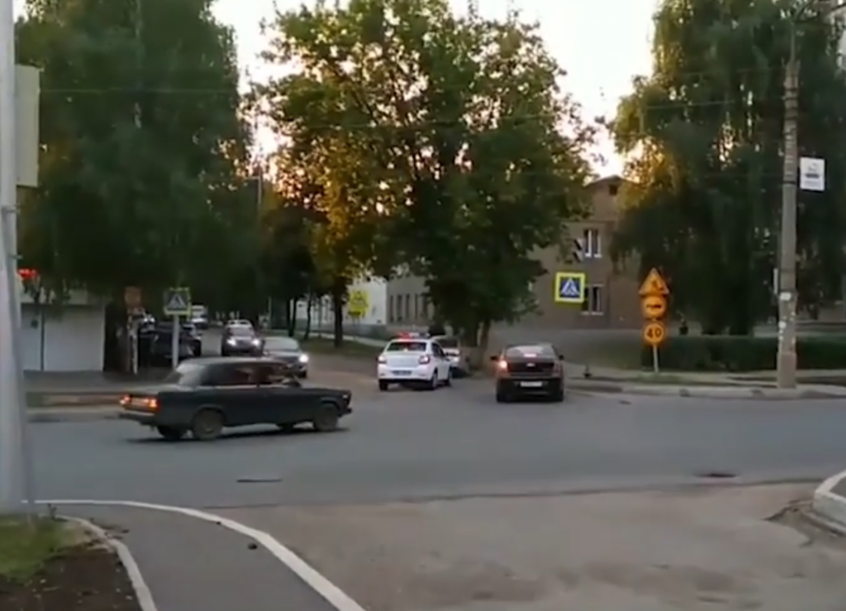 Пьяный таксист, убегавший от полиции в Уфе, "финишировал" в дереве. Видео