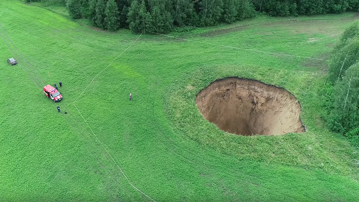 Появилось видео карстовой воронки в Нижегородской области