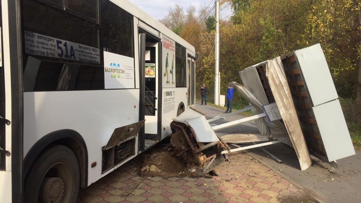 Момент столкновения двух автобусов в Уфе сняли на видео