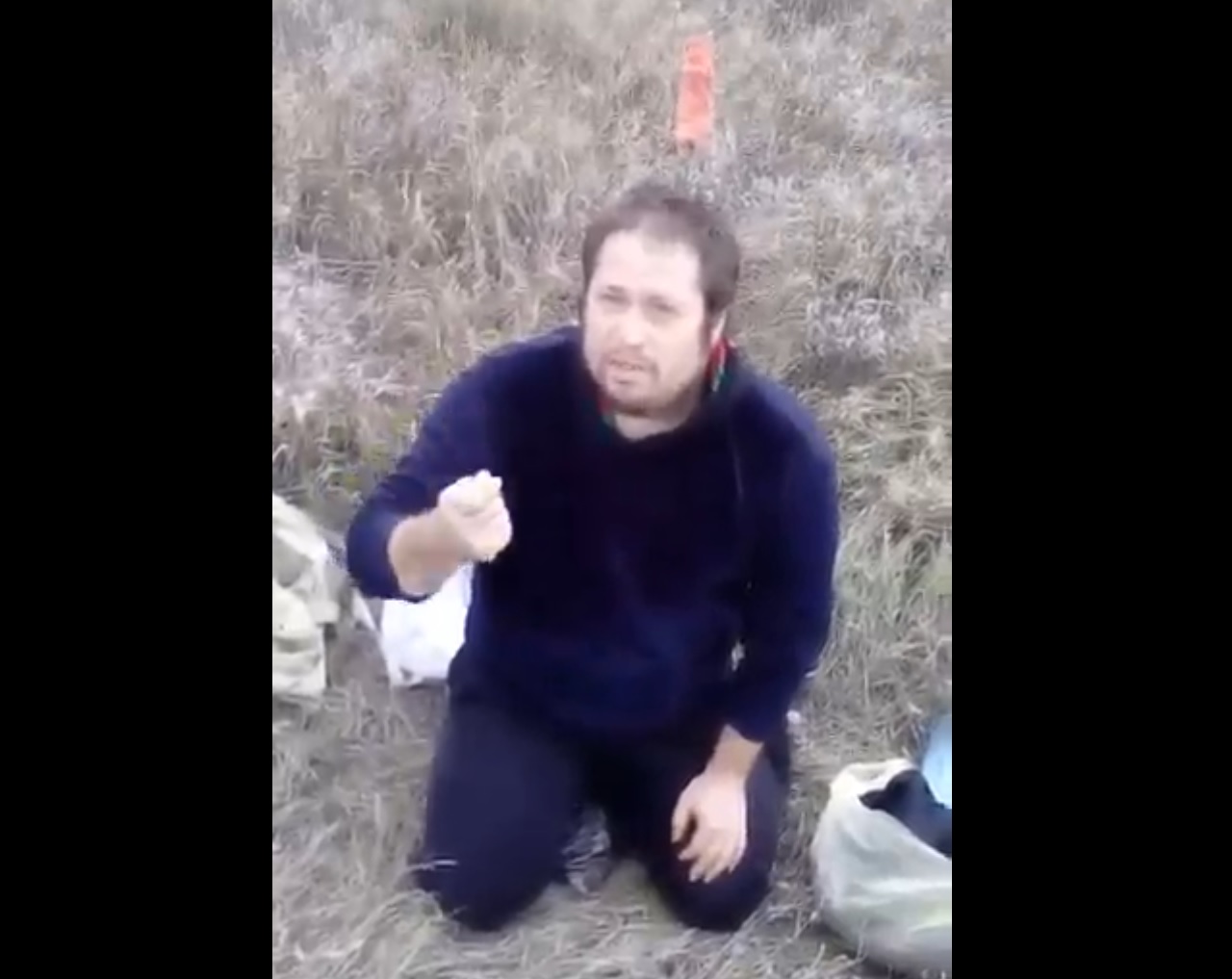 Полицейские спасли мужчину, пробившего голову ножом, чтобы лучше дышать. Видео