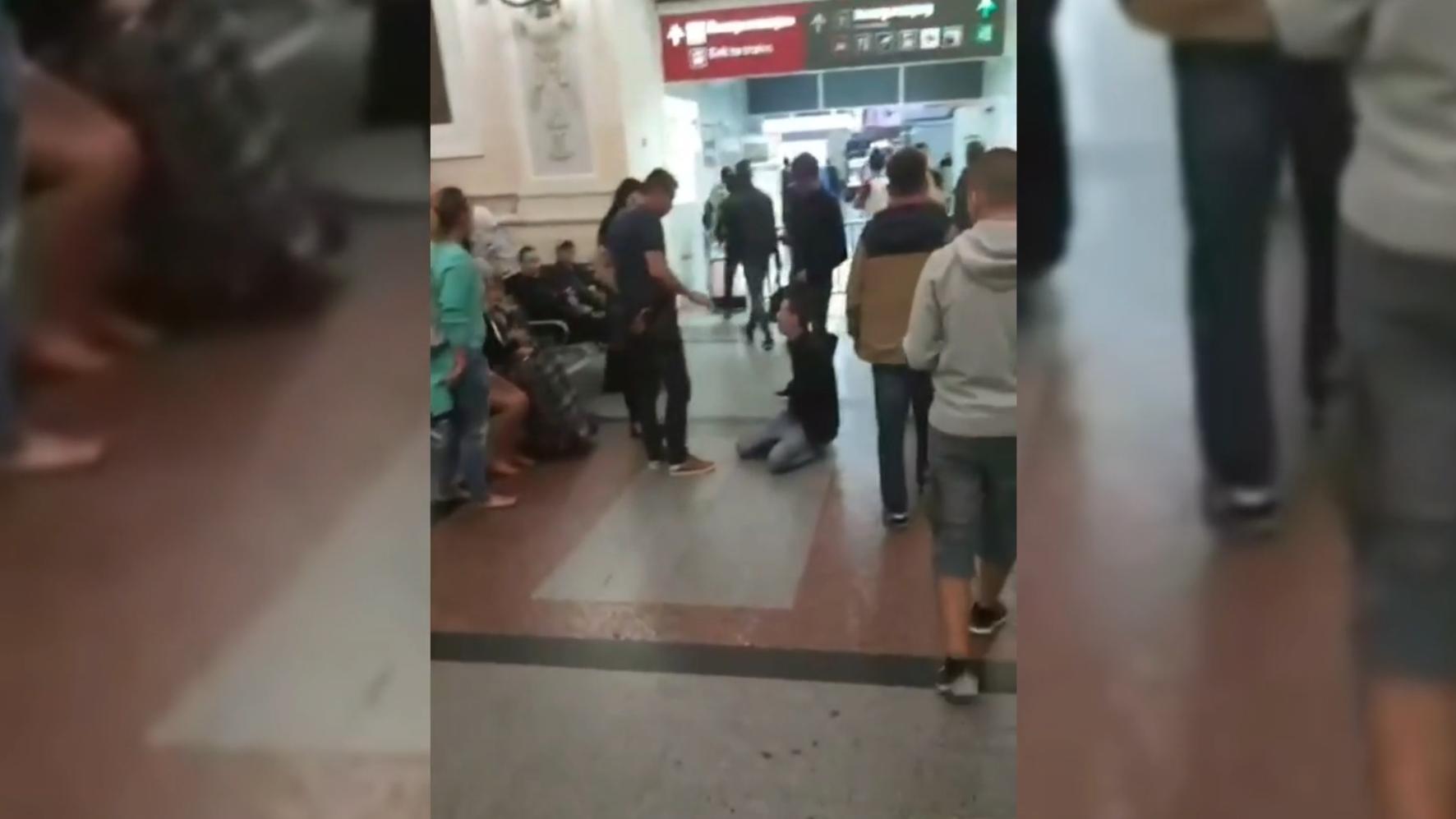 Опубликованы кадры нападения мужчины с ножом на людей на Курском вокзале