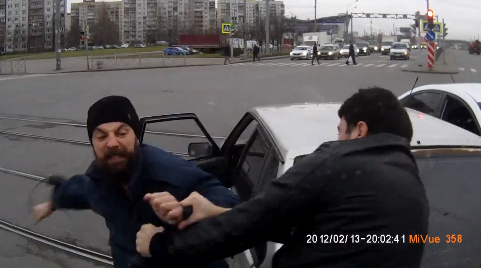 Водители устроили драку посреди перекрестка в Петербурге. Видео