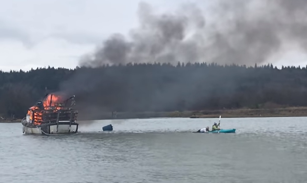 Американец на каяке спас рыбака с горящей лодки